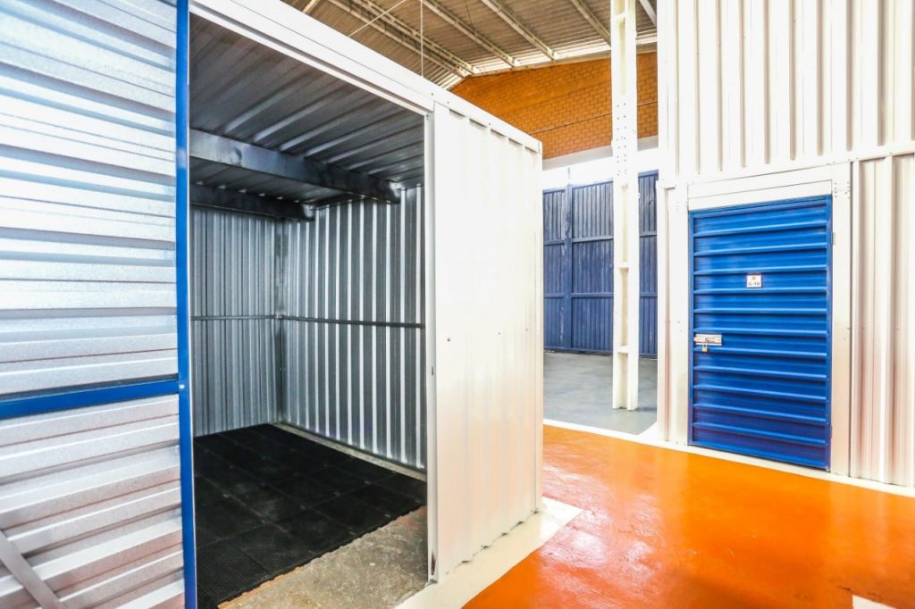 Box pequeno aberto, ideal para caixas e objetos pessoais