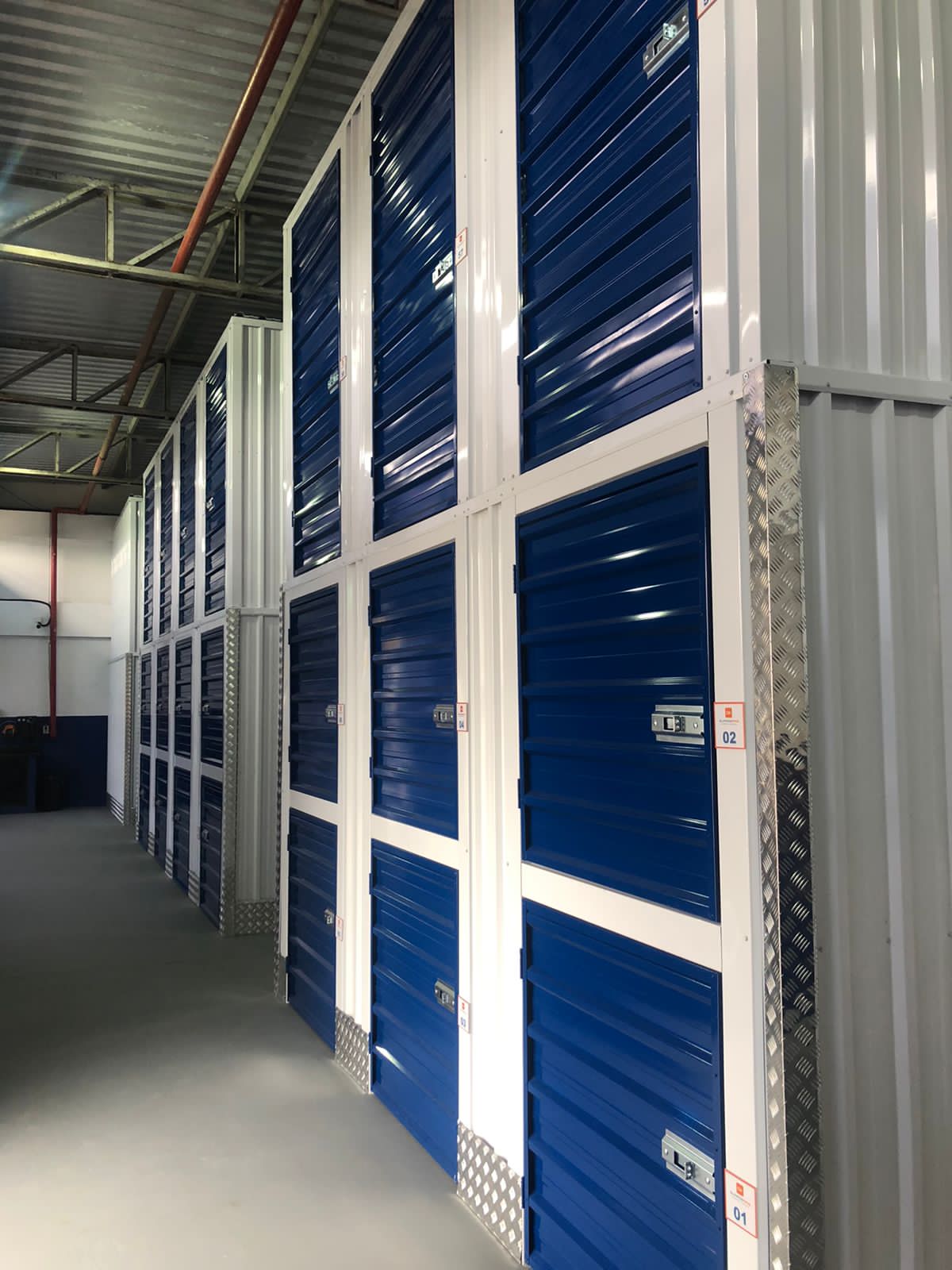 Fileira de box empresariais na Guardião Box Palhoça