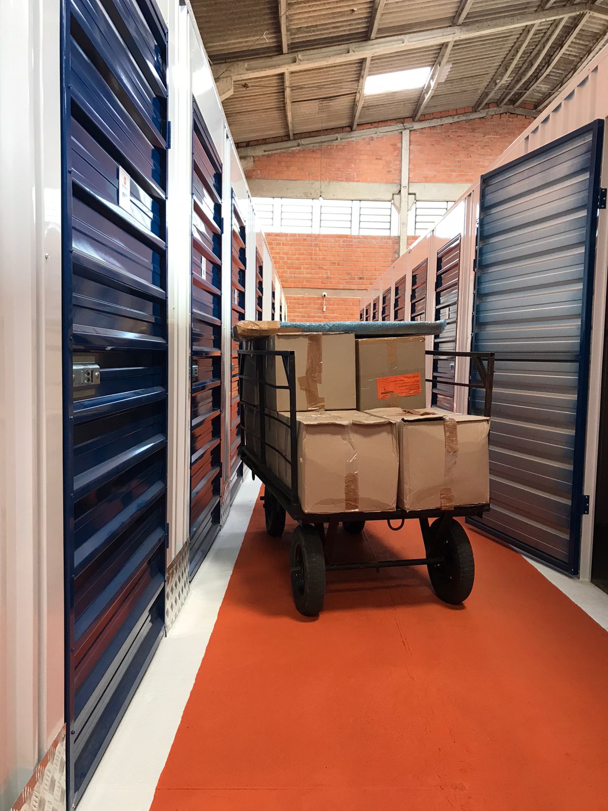 Corredor interno da Guardião Box Palhoça com carrinho de transporte